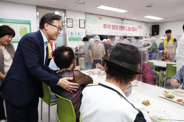 금천호암노인종합복지관 추석 특식 행사 의 사진