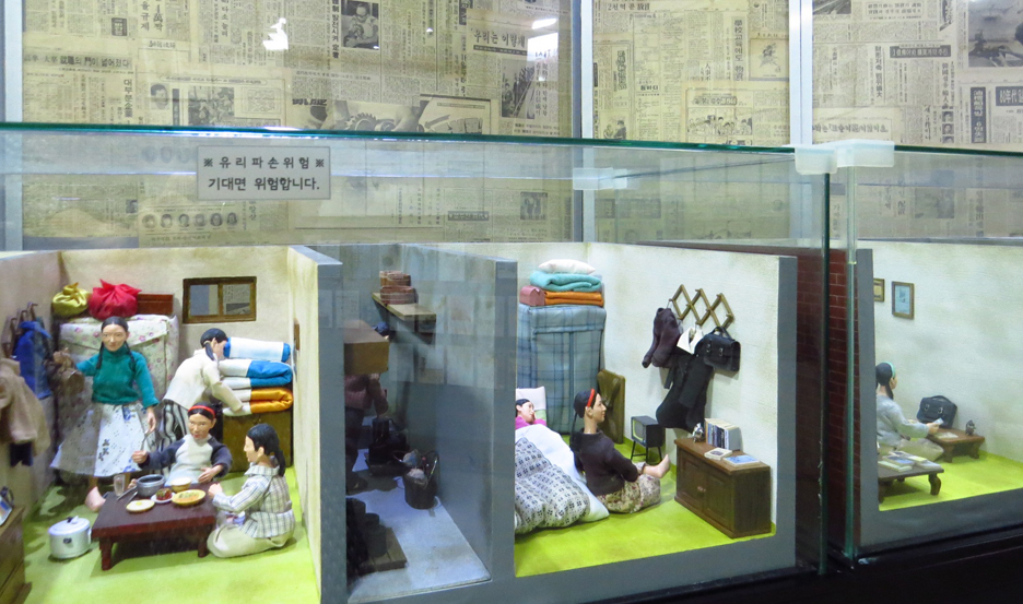 1층 외부 구로공단 노동자생활체험관(금천 순이의 집) 전시실 전경 네번째 사진